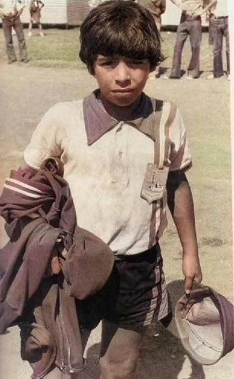 一个在暴力与贫困中长大的小男孩，在1972年的一场足球锦标赛中寻得了片刻慰藉。他的名字叫迭戈·马拉多纳。