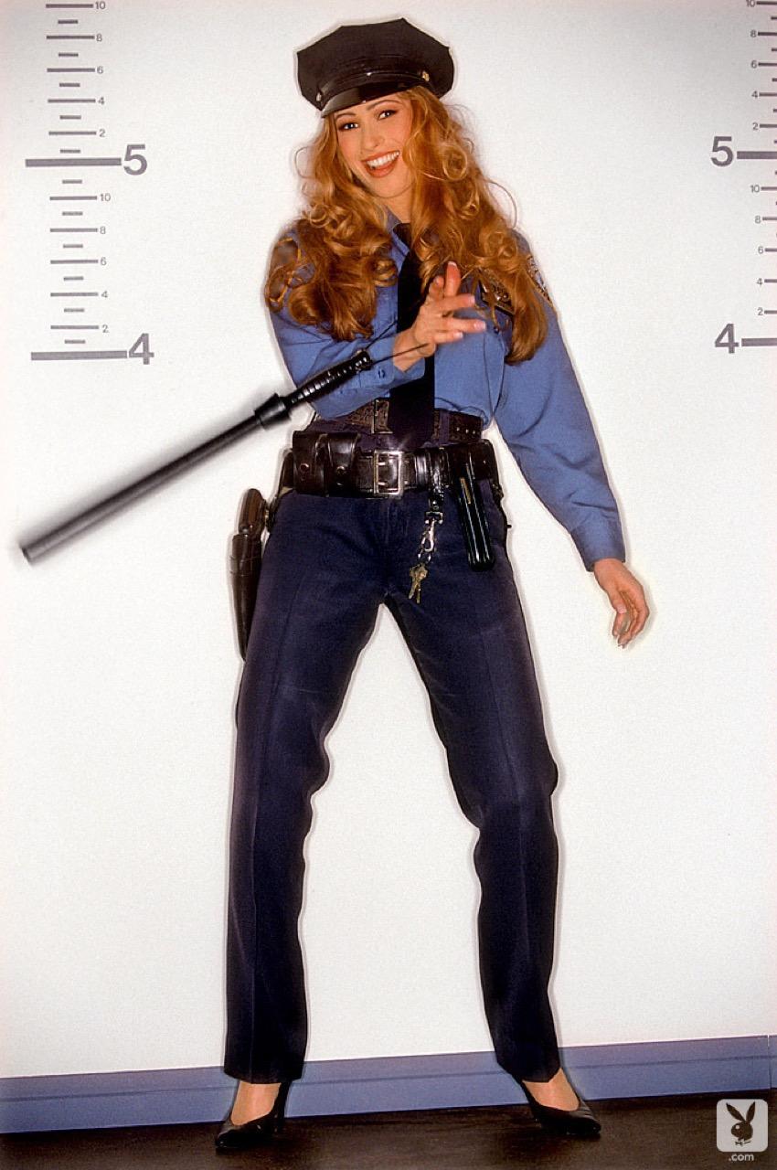 卡罗尔·莎亚（Carol Shaya），她曾是一名警官，1994年因拍摄《花花公子》杂志而随后被纽约市警察局（NYPD）解雇。