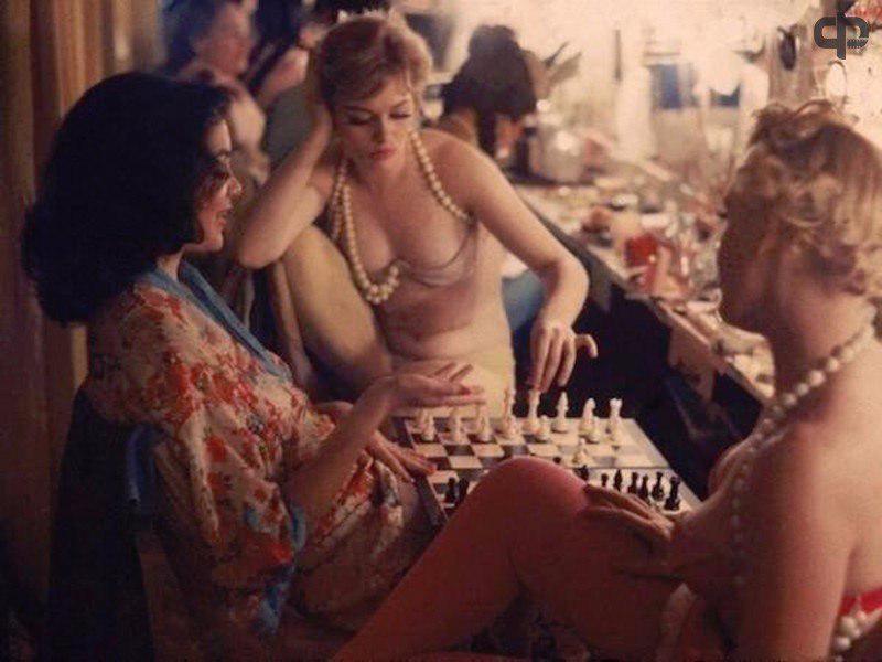 1958年，纽约。一家夜总会里的舞者们正在下棋。彼时，智能手机尚未问世。