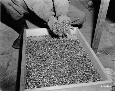 1945年5月，美国陆军士兵在德国布痕瓦尔德集中营附近发现的婚戒。
