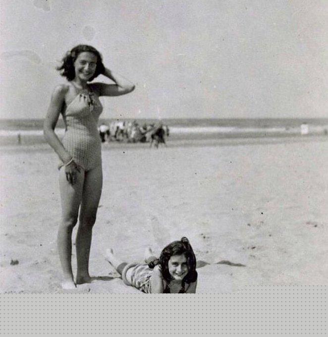 1940年，安妮·弗兰克与姐姐玛戈在荷兰赞德福特海滩的合影。
