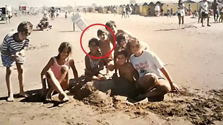 1997年，10岁的利昂内尔·梅西与他如今的妻子安东内拉·罗库佐在蓬塔莫戈特斯海滩。