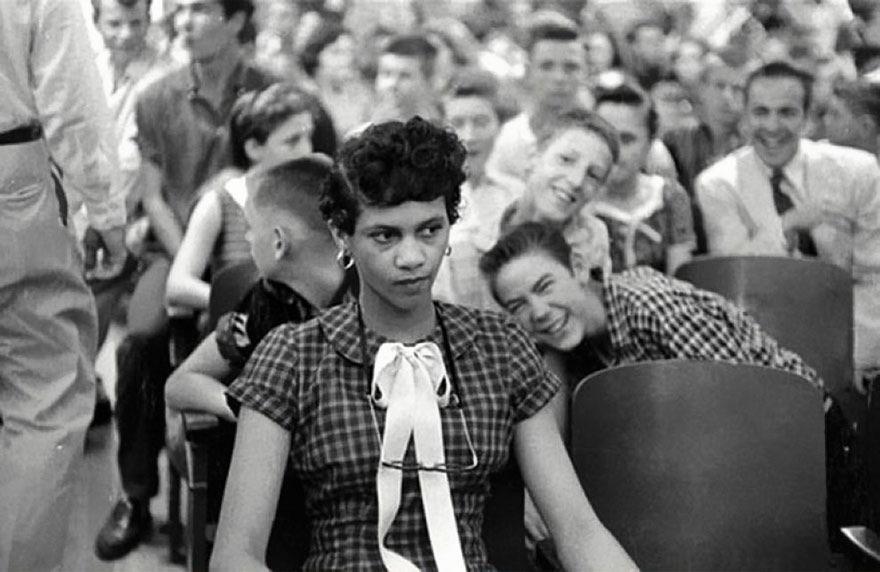 1957年，多萝西·考茨（Dorothy Counts）成为美国首位进入全白人学校就读的黑人女孩，图为她在夏洛特的哈里·哈丁高中（Harry Harding High School）遭受白人同学嘲弄的情景。