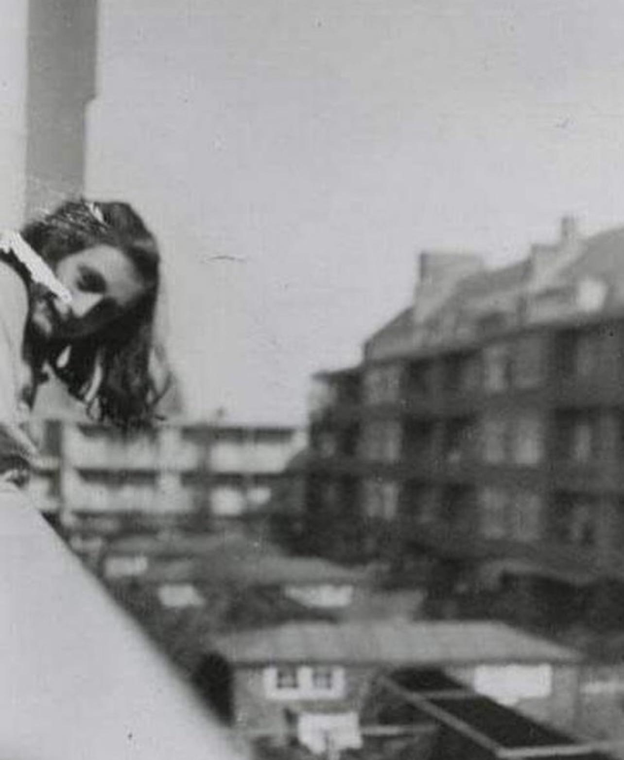 据信这是安妮·弗兰克生前的最后一张照片，摄于1941年，当时她正倚靠在公寓的阳台上。