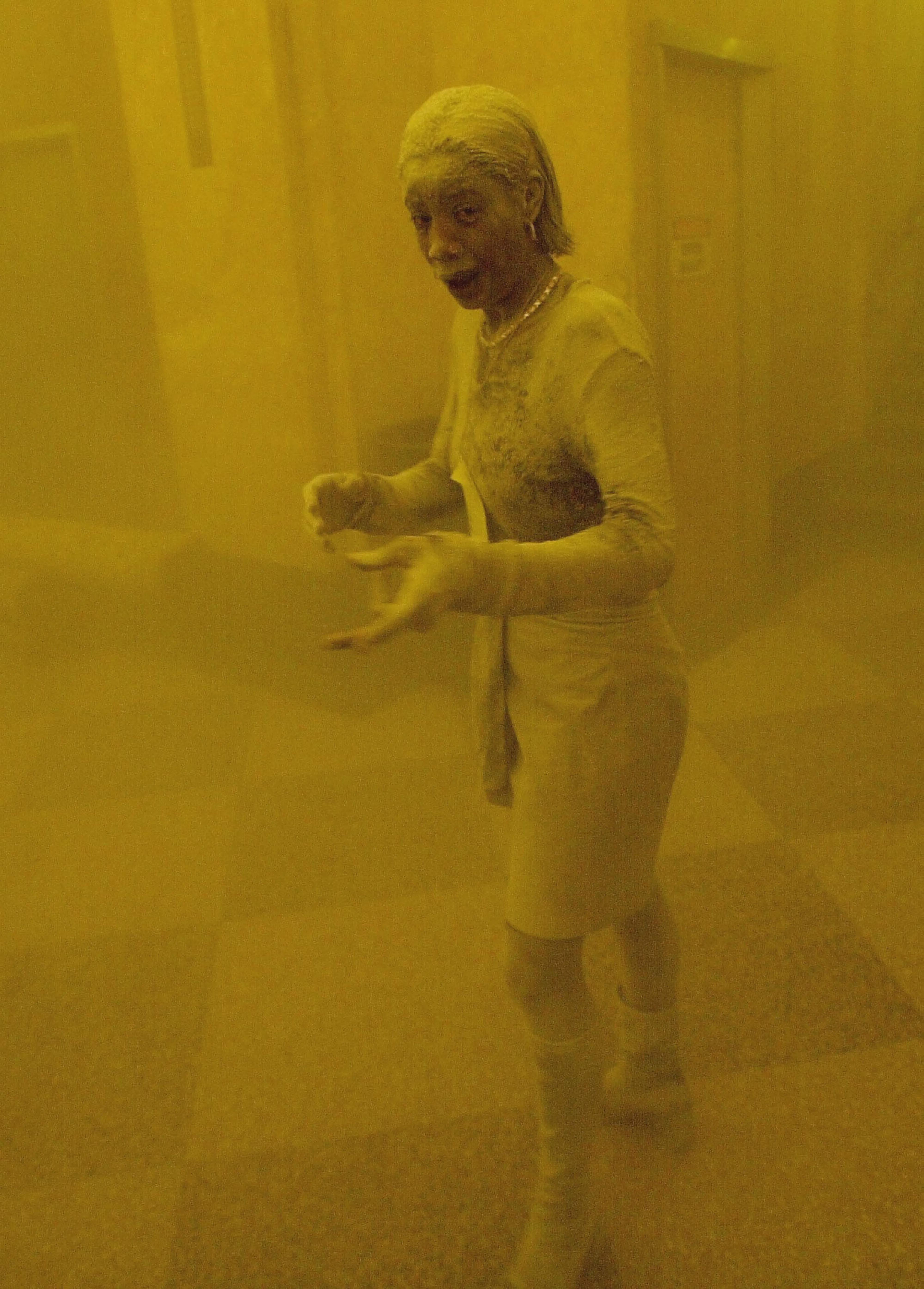 玛西·波德斯（Marcy Borders）——“尘土女士”（Dust Lady），这是她在“9·11”事件中从世界贸易中心北塔逃生后的样子。她后来于42岁时因癌症去世。
