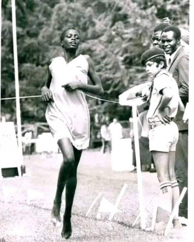 萨布丽娜·切比奇（Sabrina Chebichi）是一位肯尼亚运动员，她曾在1973年赤脚并身着连衣裙赢得了马拉松比赛的冠军。