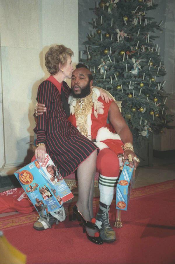南希·里根坐在T先生（Mr. T）的膝盖上，白宫，1983年12月