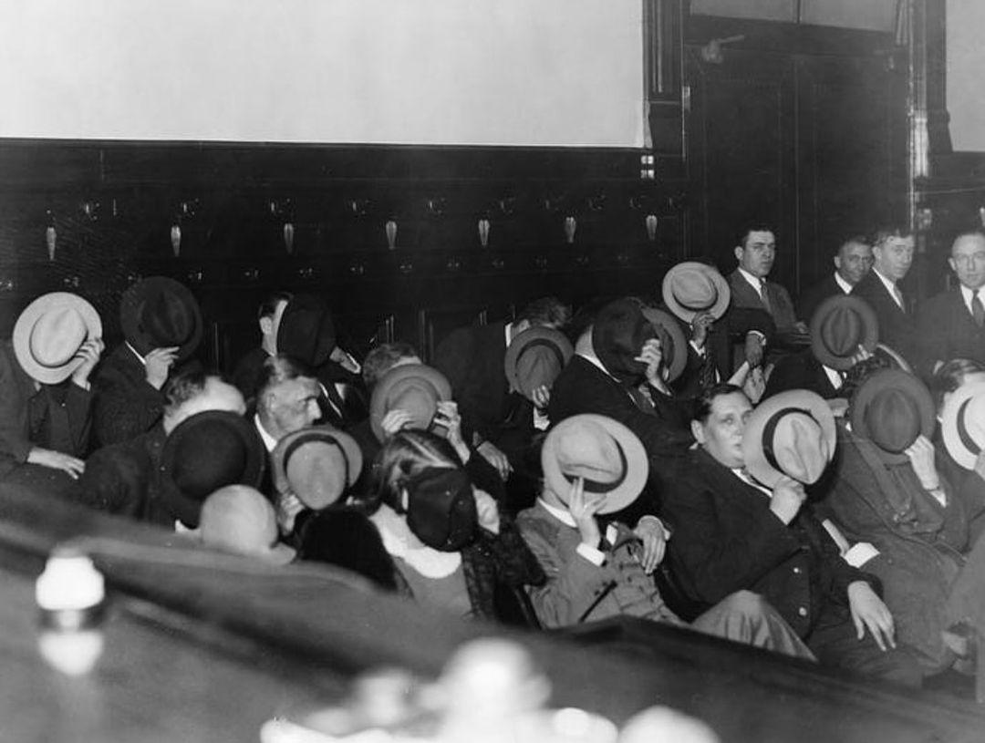 1947年阿尔·卡彭（Al Capone）受审期间，黑帮成员遮挡脸部以避开镜头。