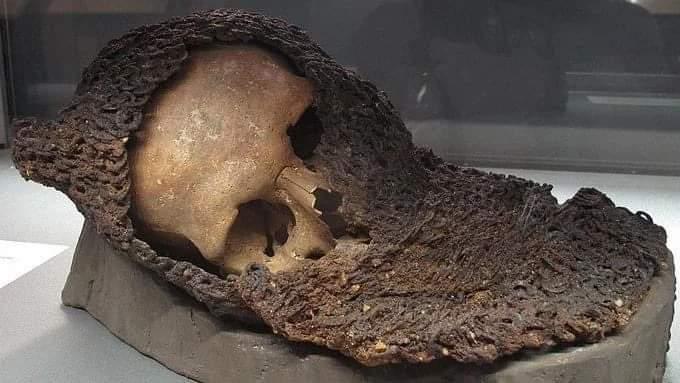 这名战士永远裹在他的锁子甲中长眠——他是1351年"巴塞尔地震"的遇难者，当时地震导致城堡倒塌埋葬了他。