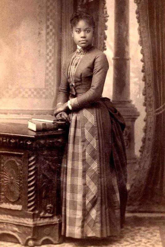 一位年轻女性的肖像，手持书籍，约1890年