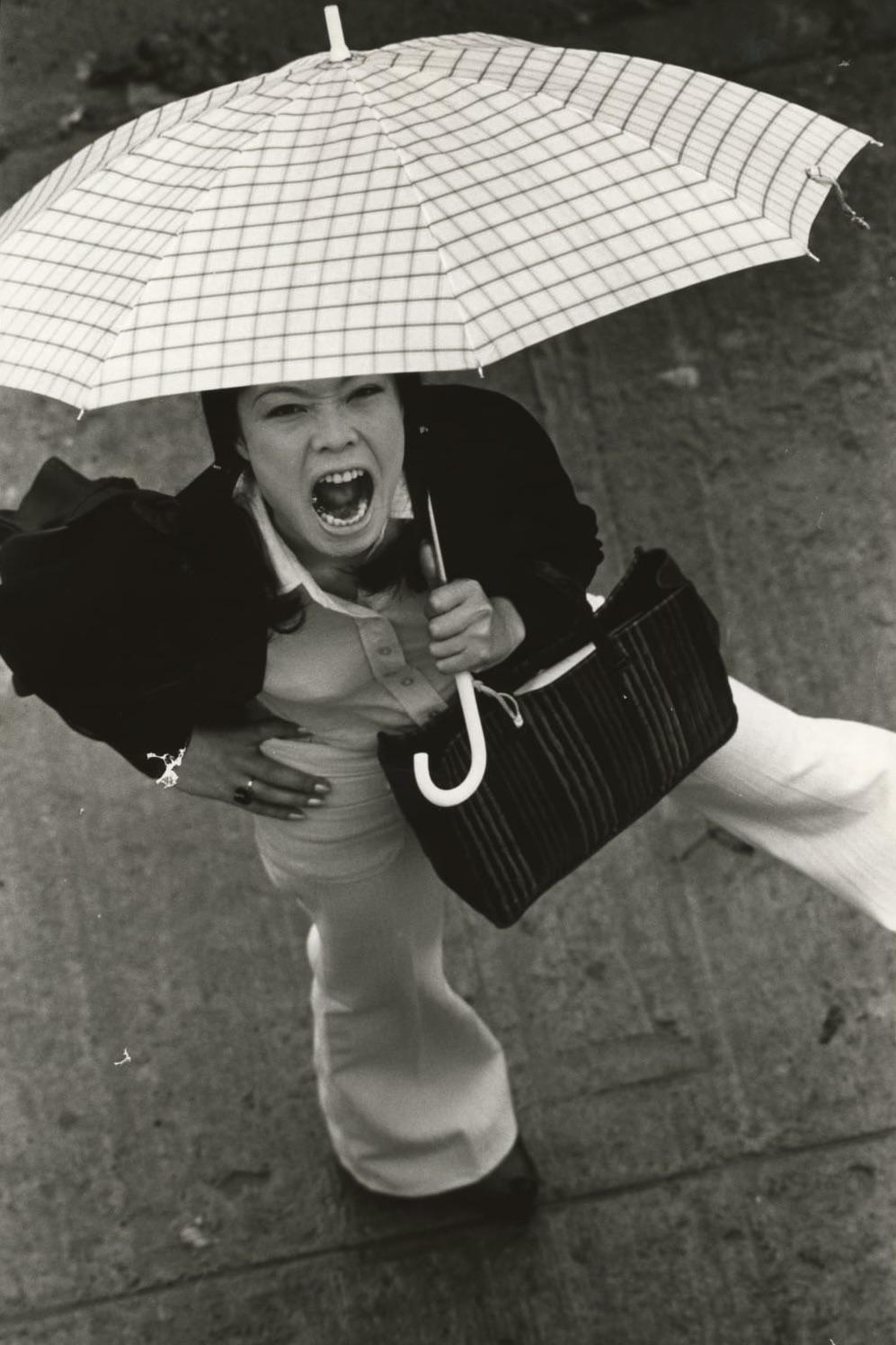 1974年，深濑昌久拍摄了他的妻子洋子。这张照片名为《洋子》