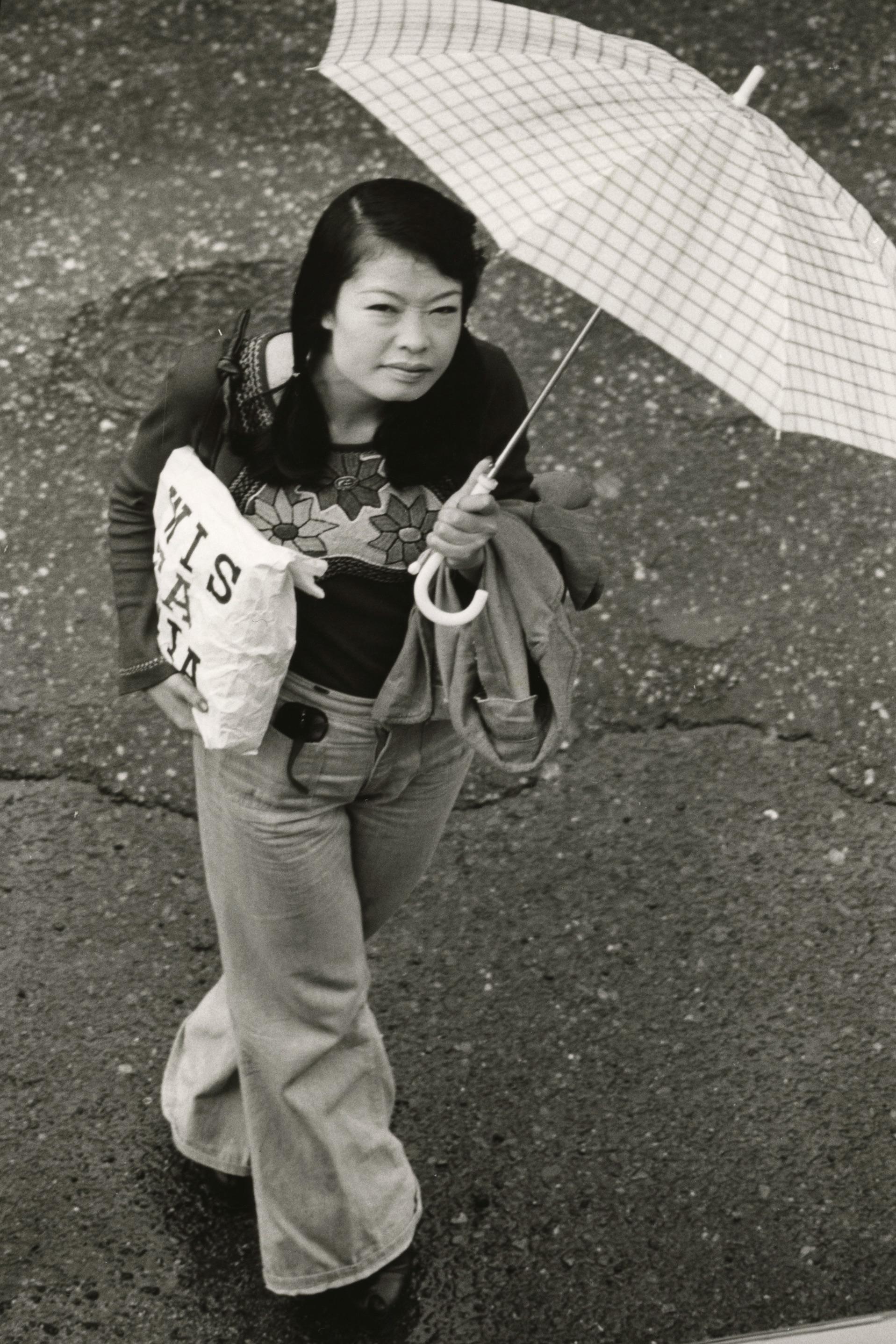 1974年，深濑昌久拍摄了他的妻子洋子。这张照片名为《洋子》