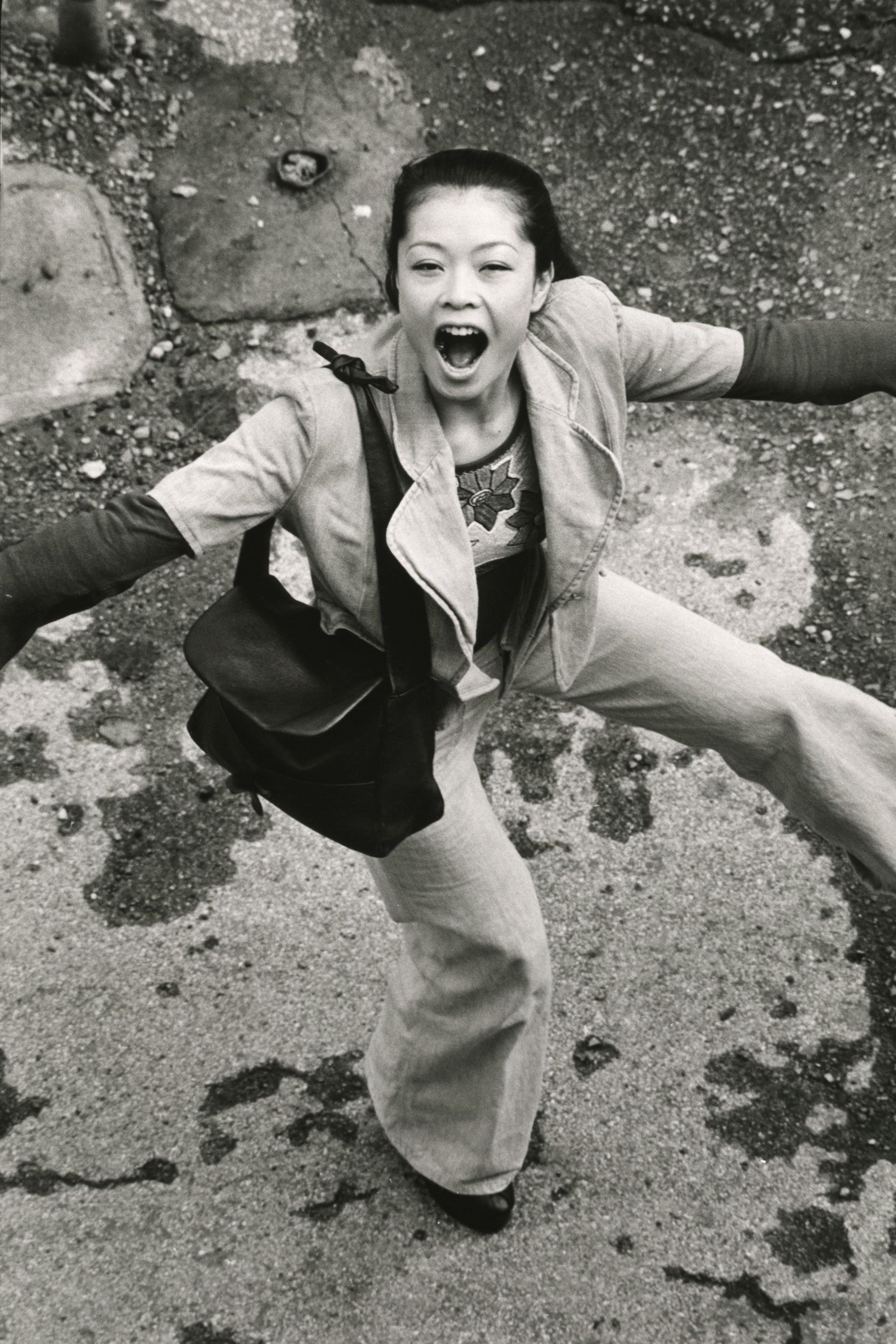1974年，深濑昌久拍摄了他的妻子洋子。这张照片名为《洋子》