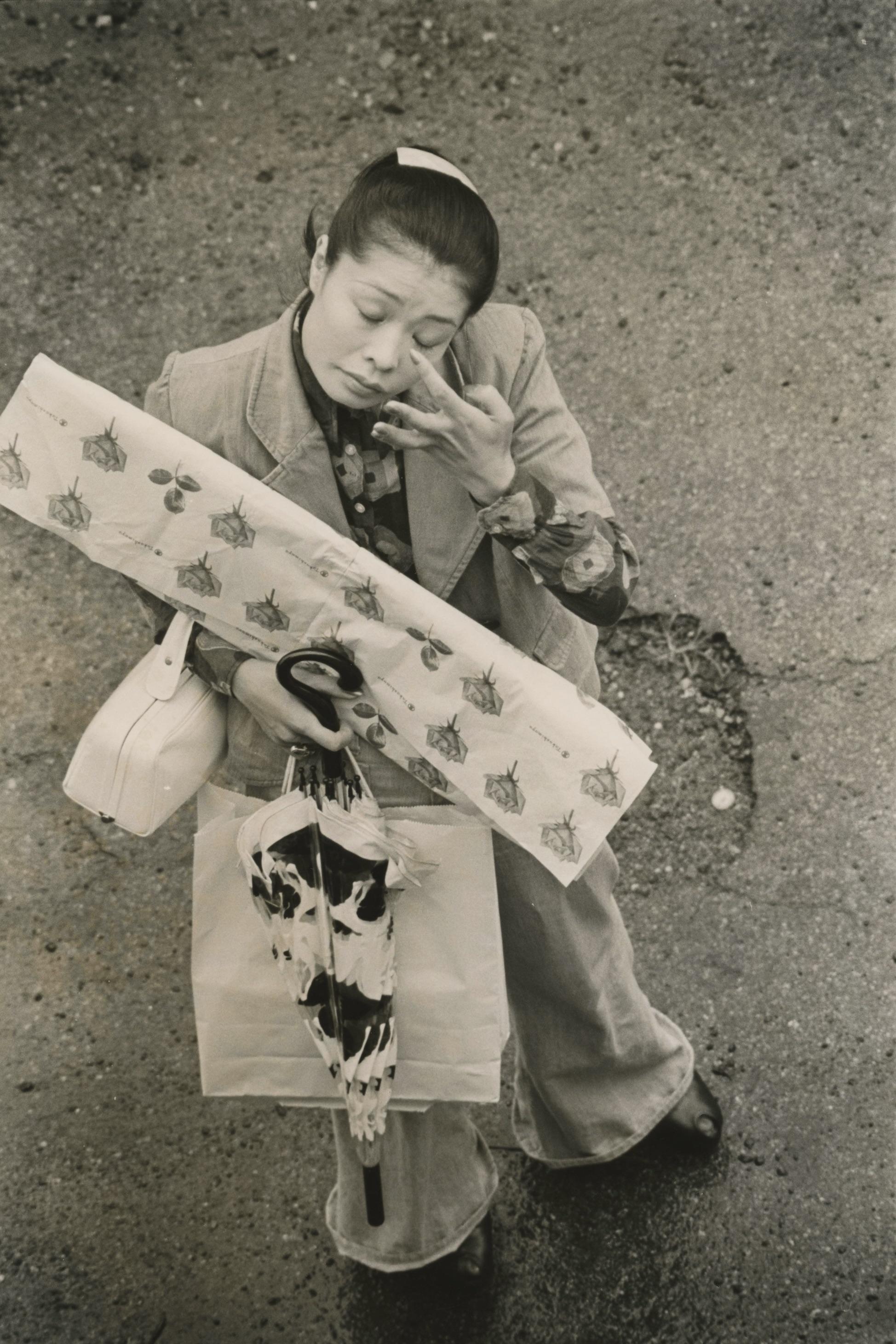 1974年，深濑昌久拍摄了他的妻子洋子。这张照片名为《洋子》