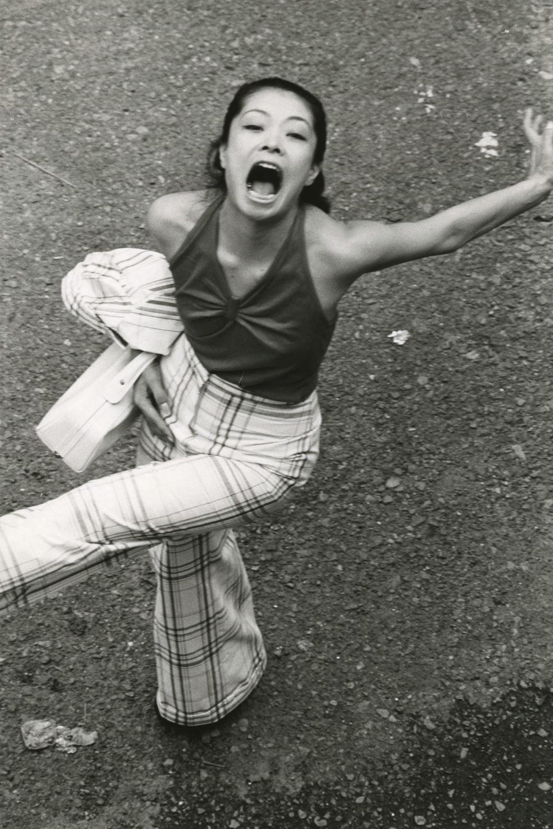 1974年，深濑昌久拍摄了他的妻子洋子。这张照片名为《洋子》