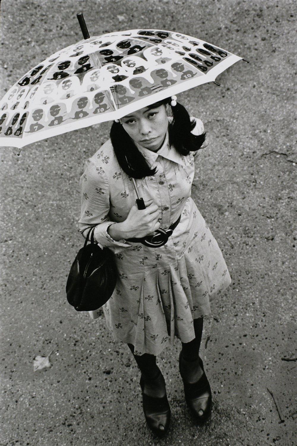 1974年，深濑昌久拍摄了他的妻子洋子。这张照片名为《洋子》
