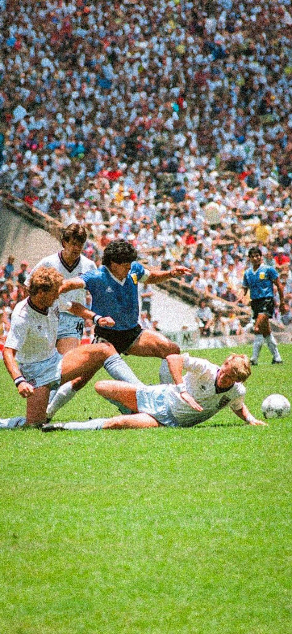 1986年世界杯，迭戈·马拉多纳将英格兰队球员远远甩在身后。