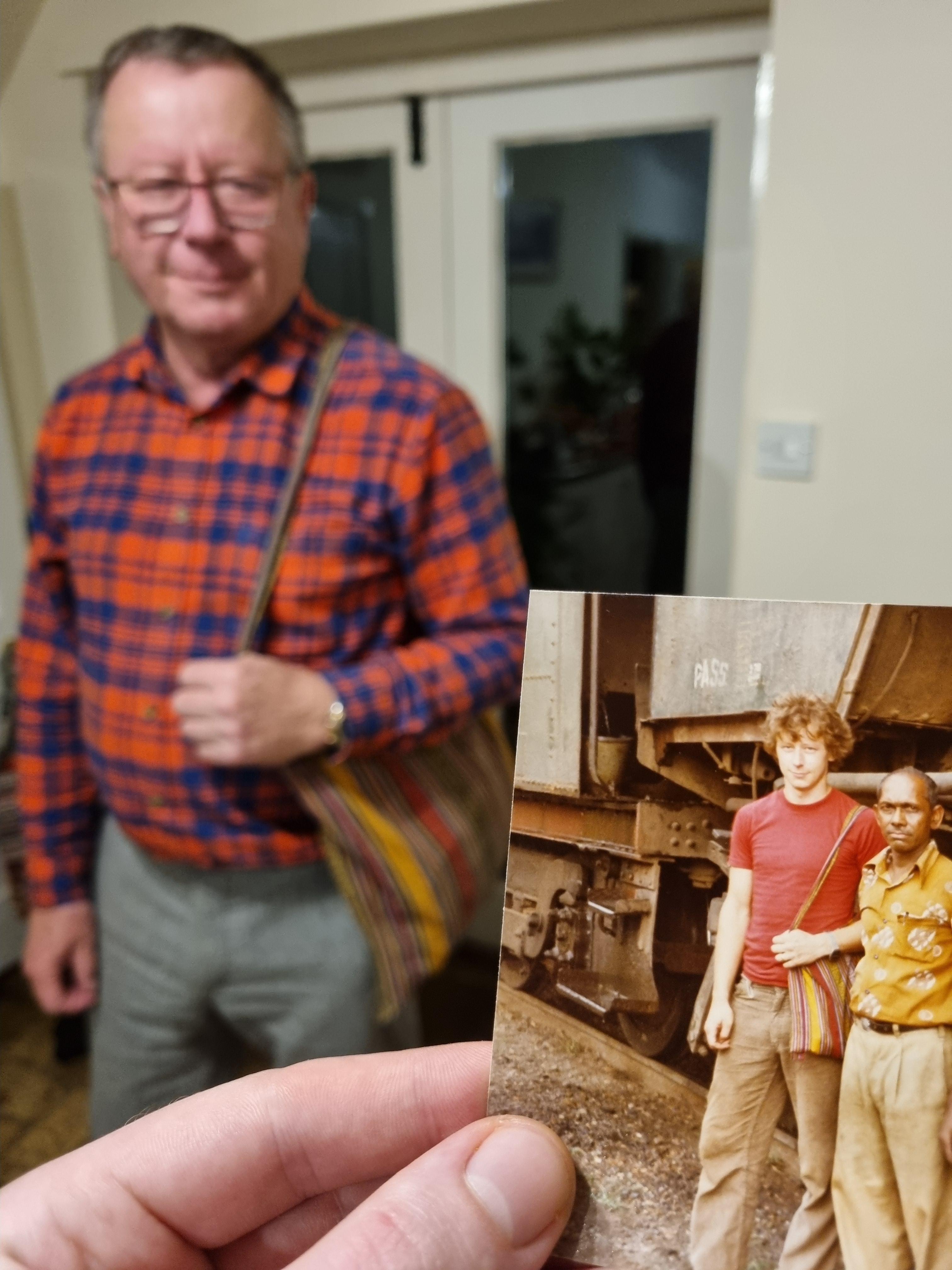 我爸背着他1982年去印度旅行时背的那个同款包。