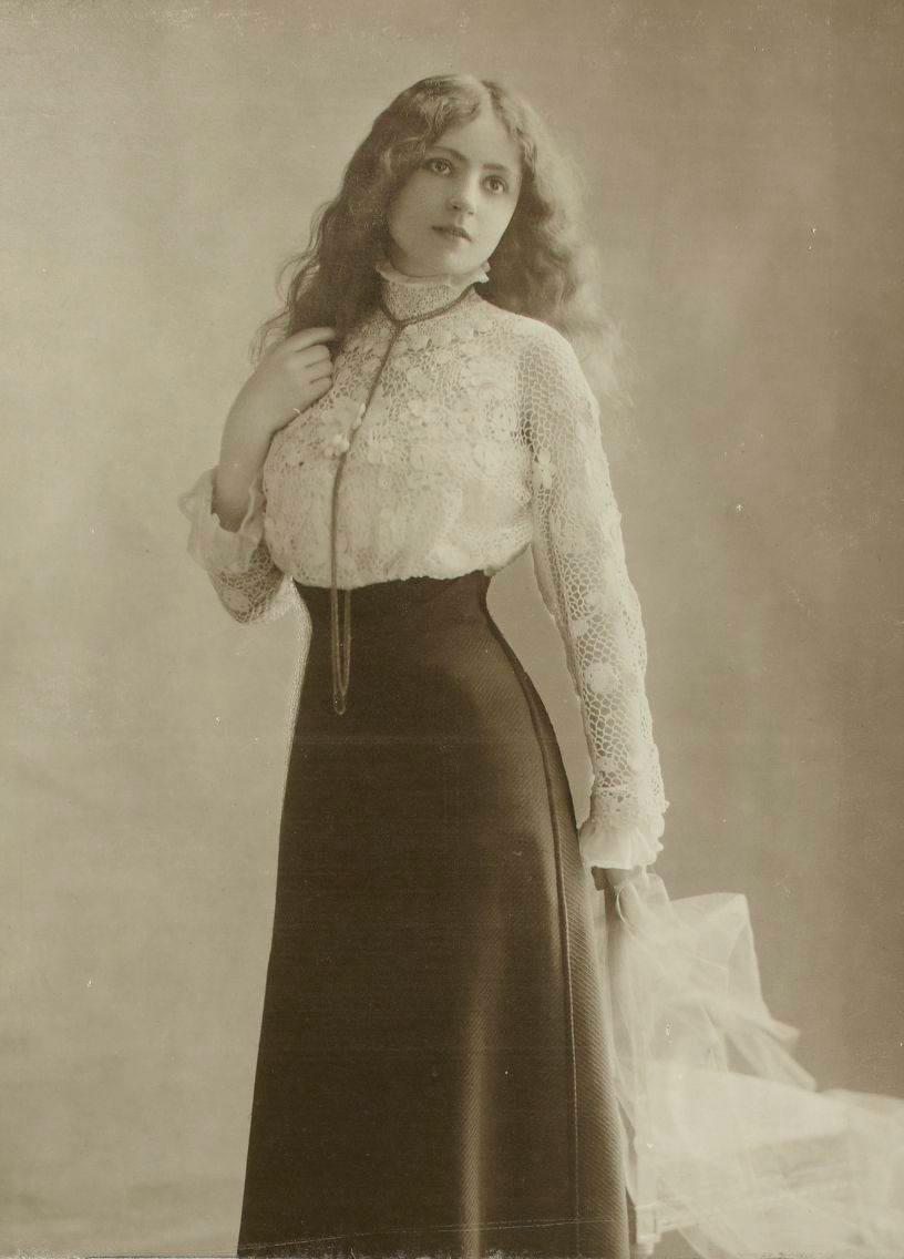 穿着钩编衬衫的女性，1900年代初