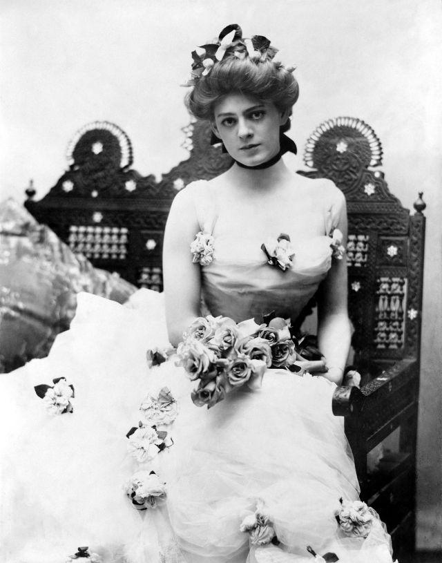 戏剧/电影女演员埃塞尔·巴里摩尔，德鲁·巴里摩尔的姑奶奶，约1890年代