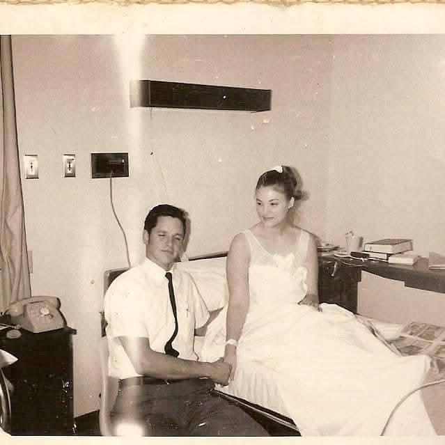 我爷爷和奶奶在我妈妈出生后——幸福快乐的夫妻，1970年