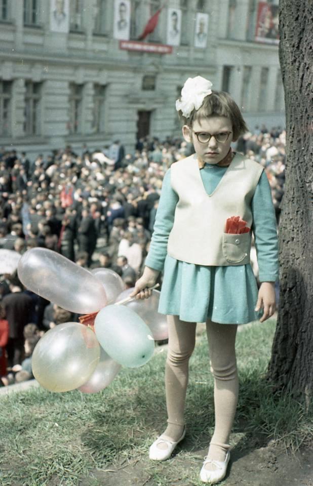 1968年，乌克兰利沃夫，五一劳动节游行中的女孩。
