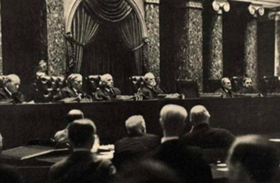 1932年，一张在美国最高法院内部拍摄的非法照片。埃里希·萨洛蒙博士假装手臂骨折，以便将相机藏在他的石膏里；这是美国最高法院开庭期间，仅有的两张在其内部拍摄的非法照片之一。