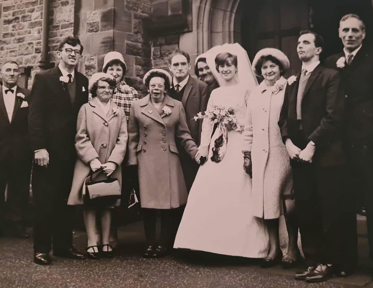 我奶奶1968年的婚礼，英国阿布拉姆。她经营了一家残障人士之家