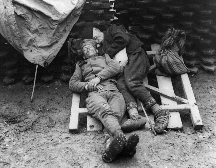 1914/1915年，贝尔格莱德附近前线战壕，一位士兵与其前来探望他的父亲依偎而眠。战争即地狱。