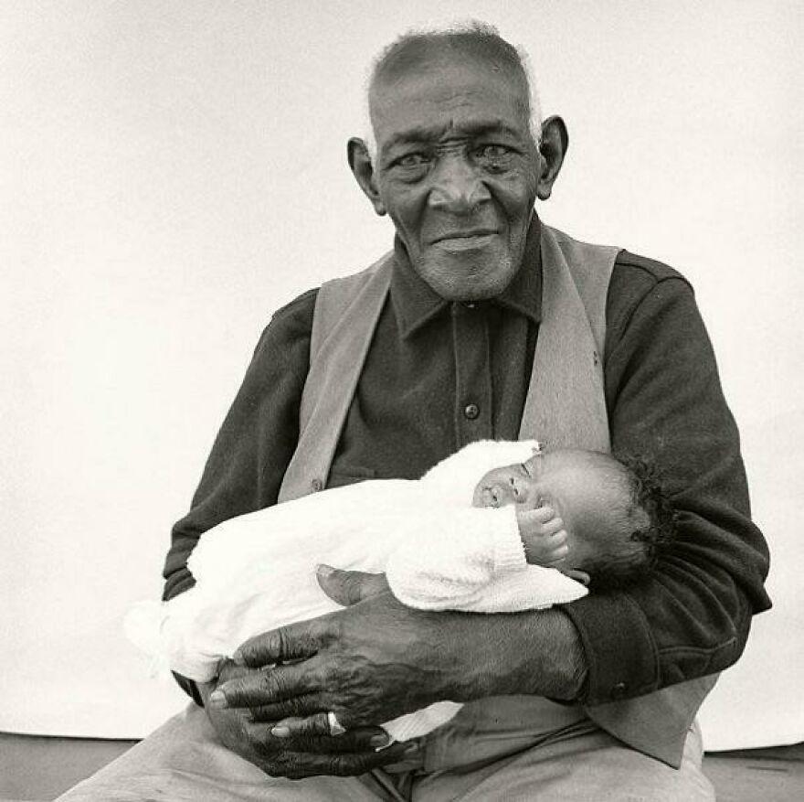1963年，理查德·阿维东（Richard Avedon）为一位名叫威廉·卡斯比（William Casby）的男子拍摄了一张照片。威廉·卡斯比出生于1857年，当时已是106岁高龄。照片中，他怀里抱着自己的玄孙女切丽·斯坦普斯-麦克雷（Cherri Stamps-Mccray）。