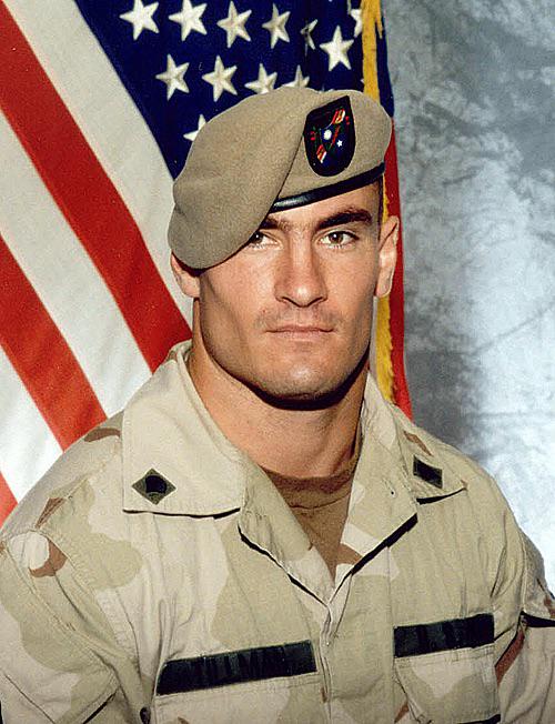 帕特·蒂尔曼（Pat Tillman）曾是一名NFL职业球员，也是一名反战人士，曾公开反对将反恐战争扩大到伊拉克。2004年，他在阿富汗的一次“友军误伤”事件中身亡。