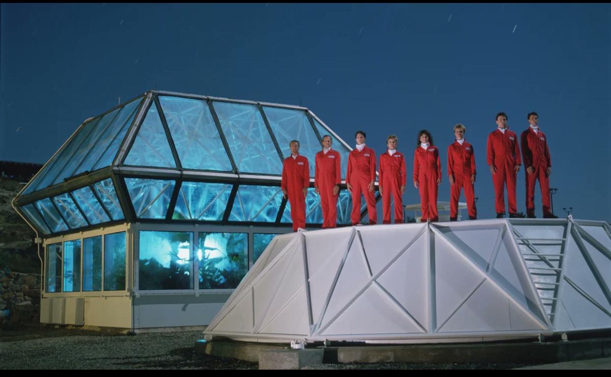 1991年，八个人将自己密封在生物圈2号内——这是亚利桑那州一个耗资1.5亿美元的封闭生态系统——希望在一个未来太空栖息地的原型中自给自足地生活两年。