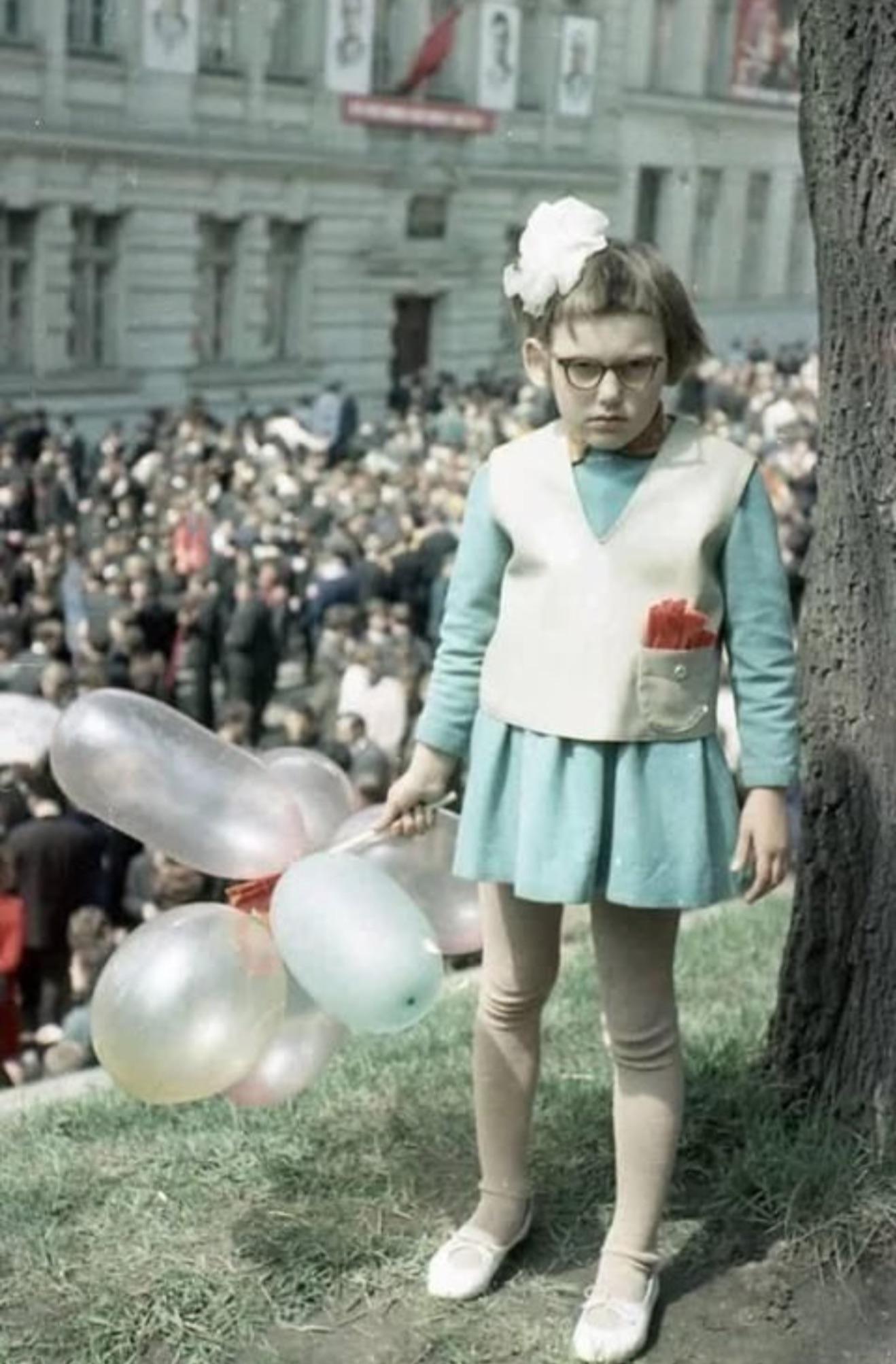 乌克兰五一劳动节游行中的一名女孩。约1968年。