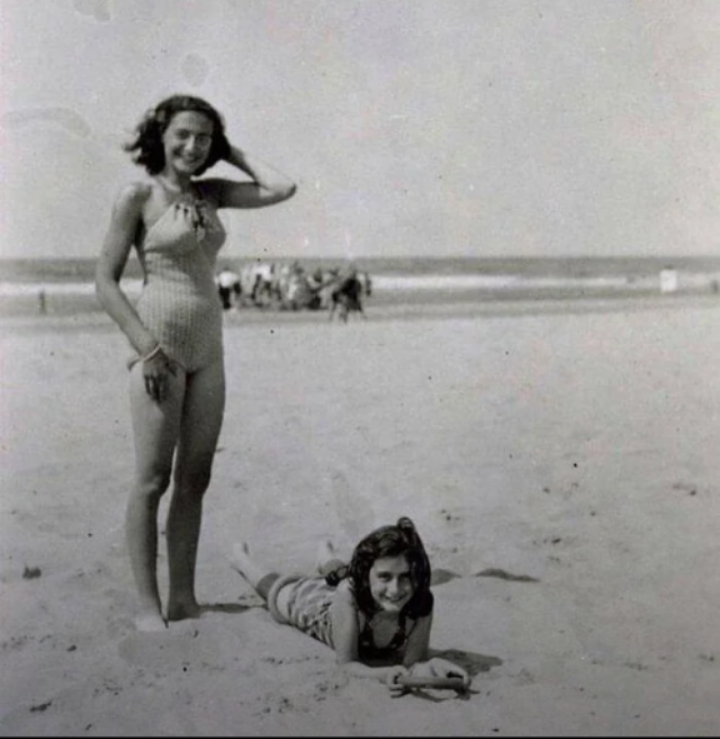 1940年，安妮·弗兰克（Anne Frank）与她的姐姐玛戈特（Margot）在荷兰赞德福特（Zandvoort）的海滩上。