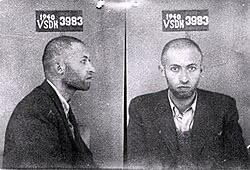梅纳赫姆·贝京（Menachem Begin）的入案照，约摄于1940年。他曾是名为“伊尔贡”（Irgun）的犹太复国主义恐怖组织的领导人，并策划了1946年的大卫王酒店爆炸案，导致90多人死亡，其中绝大多数为平民；此外，他还策划了1948年的代尔亚辛村大屠杀，残杀了100多名巴勒斯坦人。