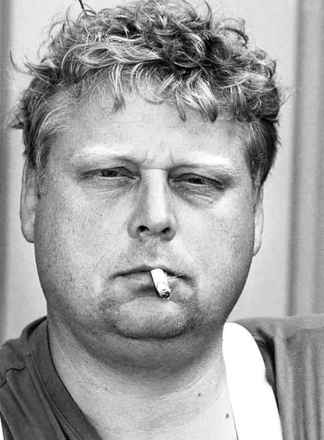 这张西奥·梵高（Theo van Gogh）的照片摄于2004年，而他也在同一年遇害。他是文森特·梵高兄弟西奥（Theo）的曾孙，于2004年11月2日被一名激进的伊斯兰主义者杀害，起因是他那部批判伊斯兰教中女性待遇的争议电影《服从》（Submission）。