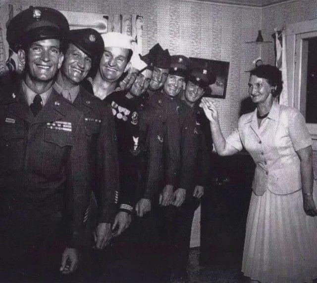 一位母亲和她的八个儿子，全部应征入伍，最终全部平安归来，1950年。