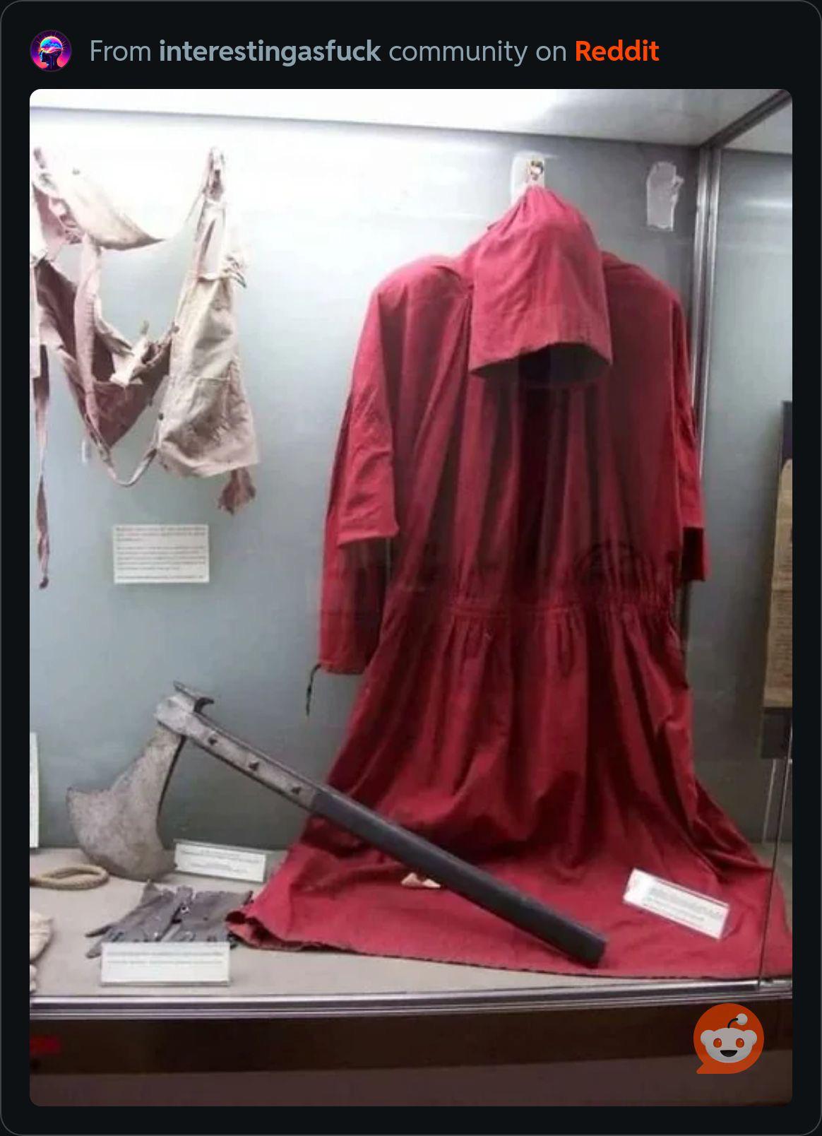 这把长袍和斧头属于乔瓦尼·布加蒂，他于1796年至1864年担任教皇的官方刽子手。在其职业生涯中，共执行了514次处决。