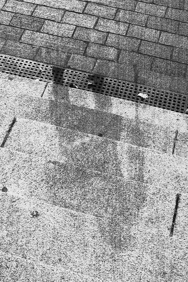 1945年8月6日清晨，当原子弹在广岛上空爆炸时，一位居民正坐在住友银行外的石阶上。然而仅仅几秒钟后，他们便在炽热的光芒中被瞬间汽化。原地只留下了一道令人毛骨悚然的黑影，作为那场灾难的遗迹。
