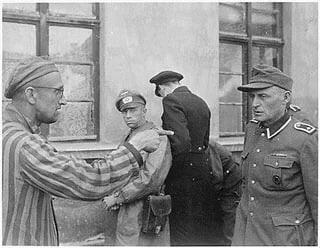 前囚犯指认最残暴的看守。德国，1945年。