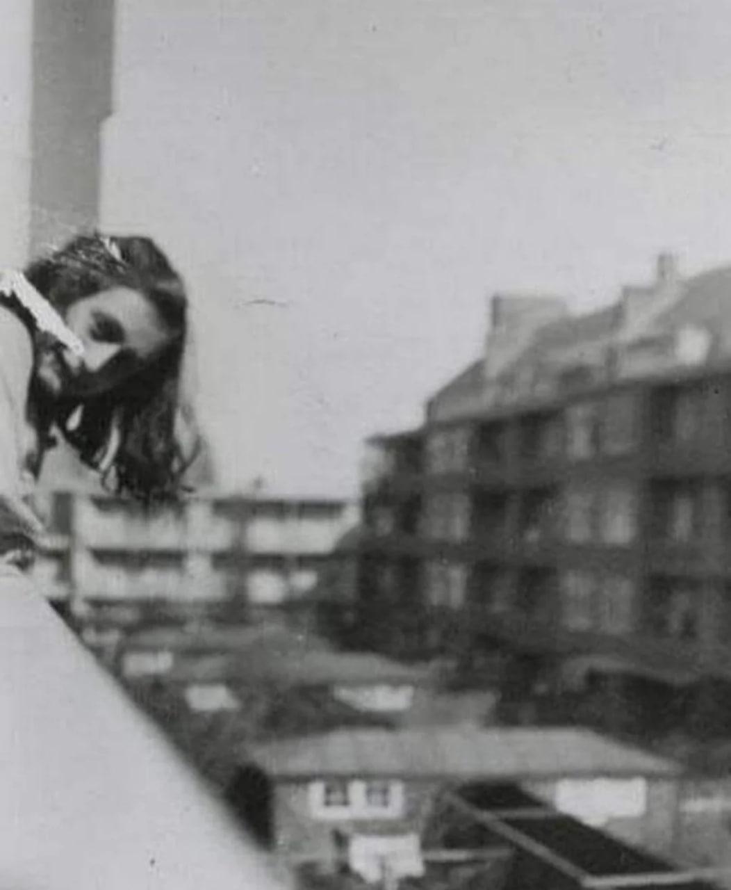 这张照片被认为是安妮·弗兰克生前的最后一张照片，拍摄于1941年，当时她正倚靠在公寓的阳台上。