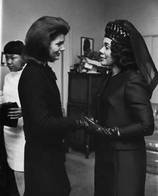 1968年4月9日，前第一夫人杰奎琳·肯尼迪（丈夫于1963年遇刺身亡）在马丁·路德·金的葬礼上向科丽塔·斯科特·金致以慰问。