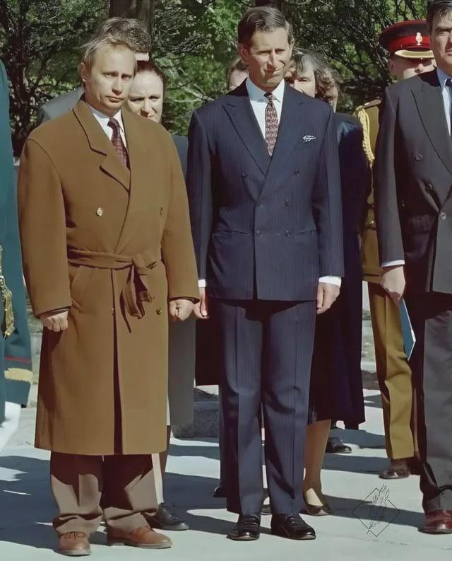 1994年5月16日，弗拉基米尔·普京陪同查尔斯王子参观圣彼得堡。