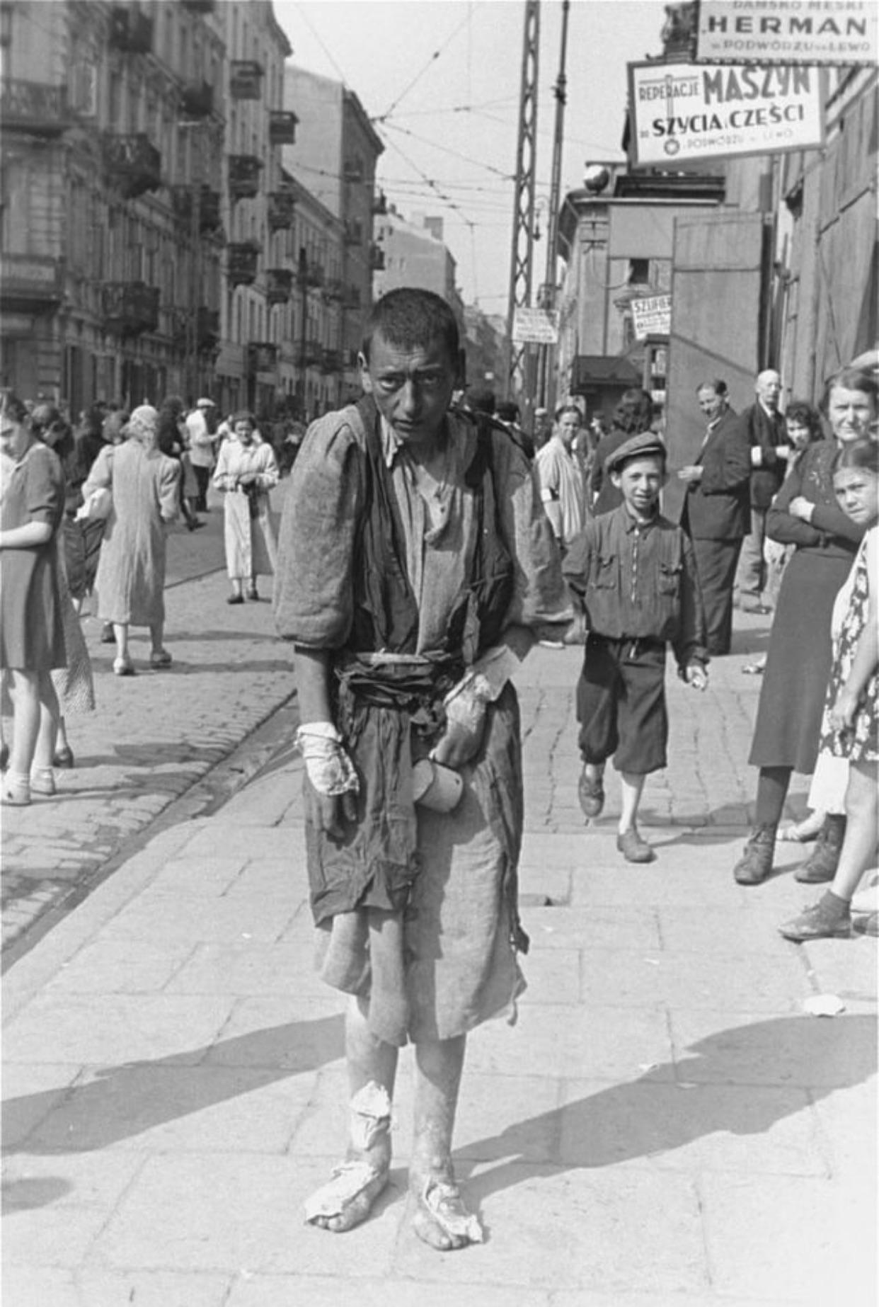 1941年，波兰华沙隔都内的一名流浪汉（当时波兰正处于德国占领之下）。
