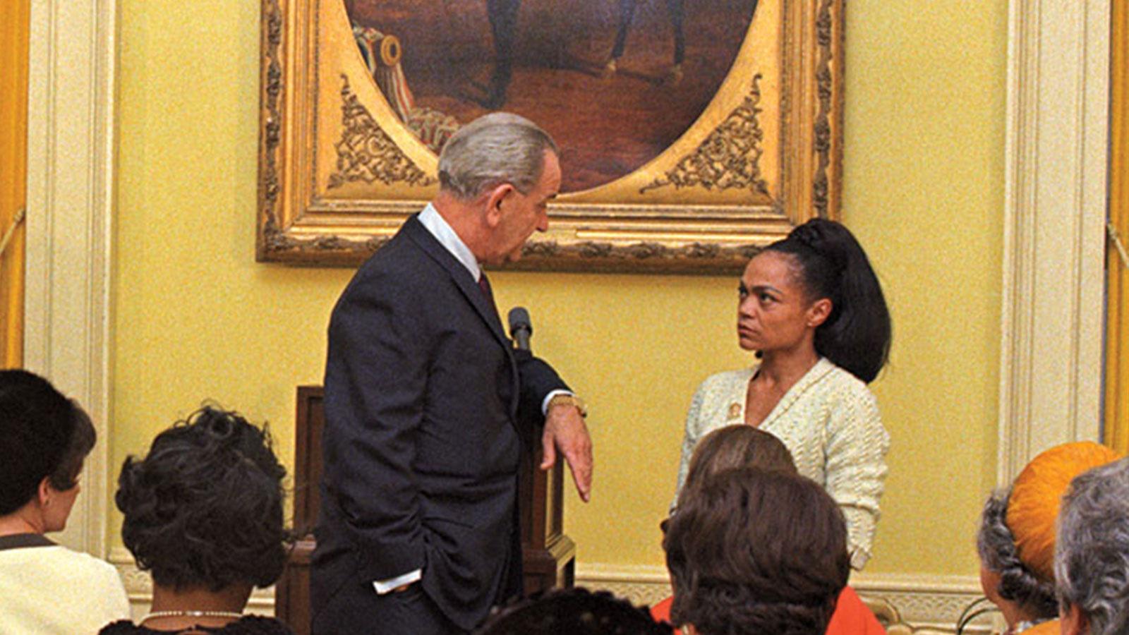 1968年1月18日，埃尔莎·基特（Eartha Kitt）在白宫午宴上与林登·B·约翰逊总统就当时正在进行的越南战争进行交谈。此后，她的演艺事业在美国几乎陷入了长达十余年的停滞。