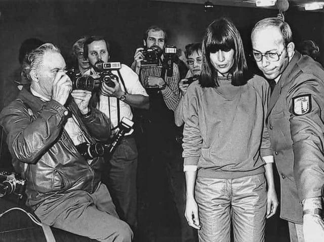 1981年，玛丽安·巴赫迈尔在法庭上枪杀了杀害她7岁女儿的凶手
