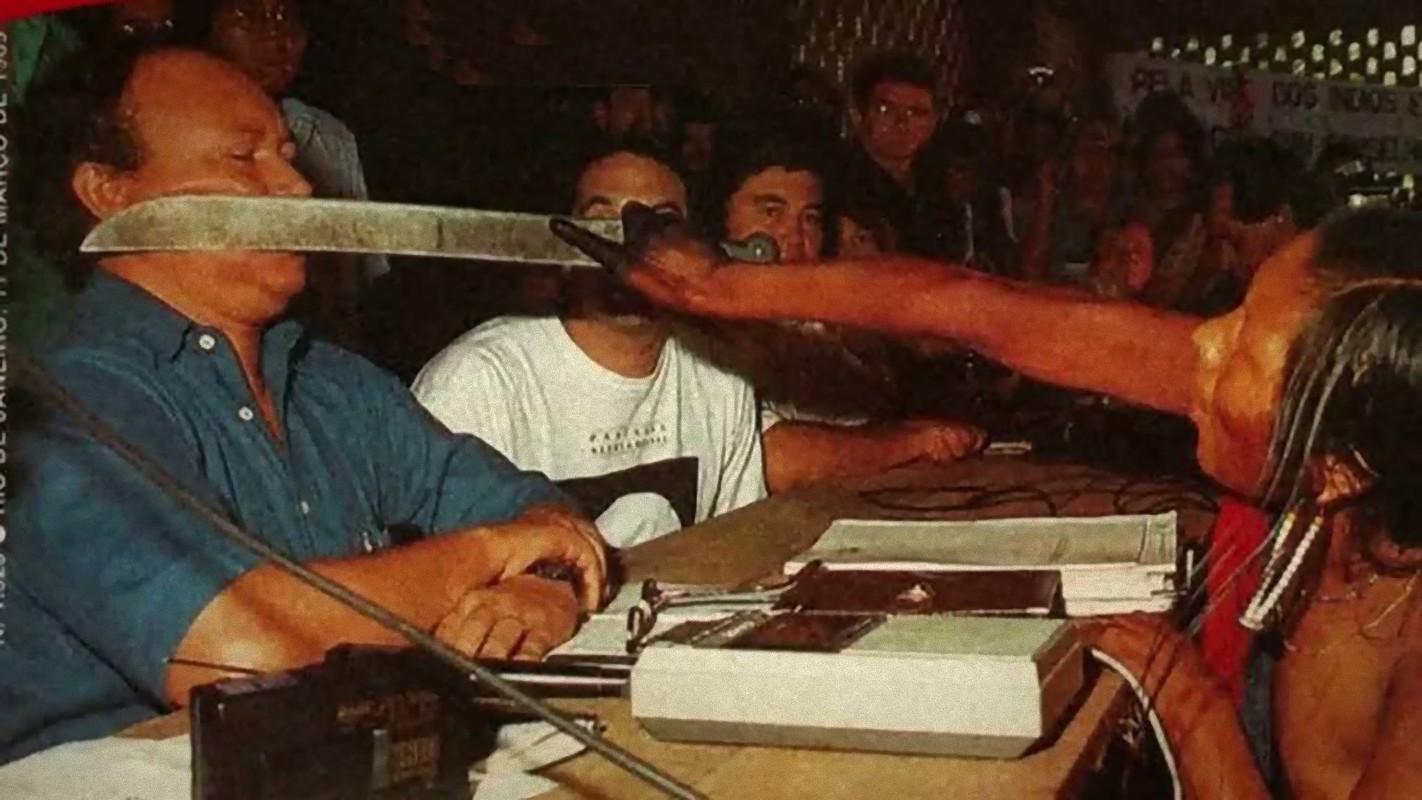 1989年，原住民权利活动家兼环保人士图伊拉·卡亚波（Tuira Kayapó）当面挥舞起手中的弯刀，指向一位正试图游说原住民领袖接受亚马逊大型水电站项目的巴西政府官员。