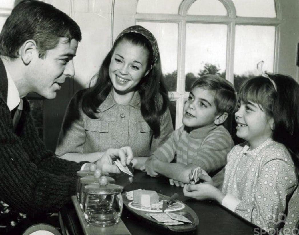 1968年，7岁的乔治·克鲁尼与家人在一起。