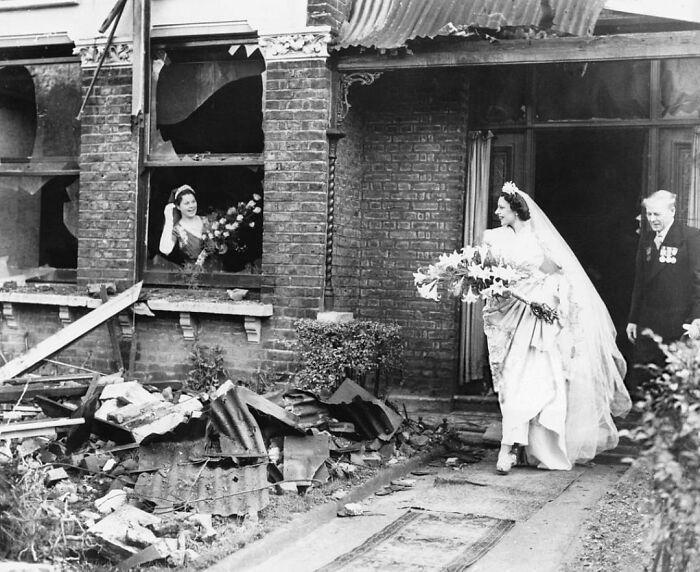 一位新娘在伦敦离开刚遭轰炸的家，准备前往结婚。1940年11月4日