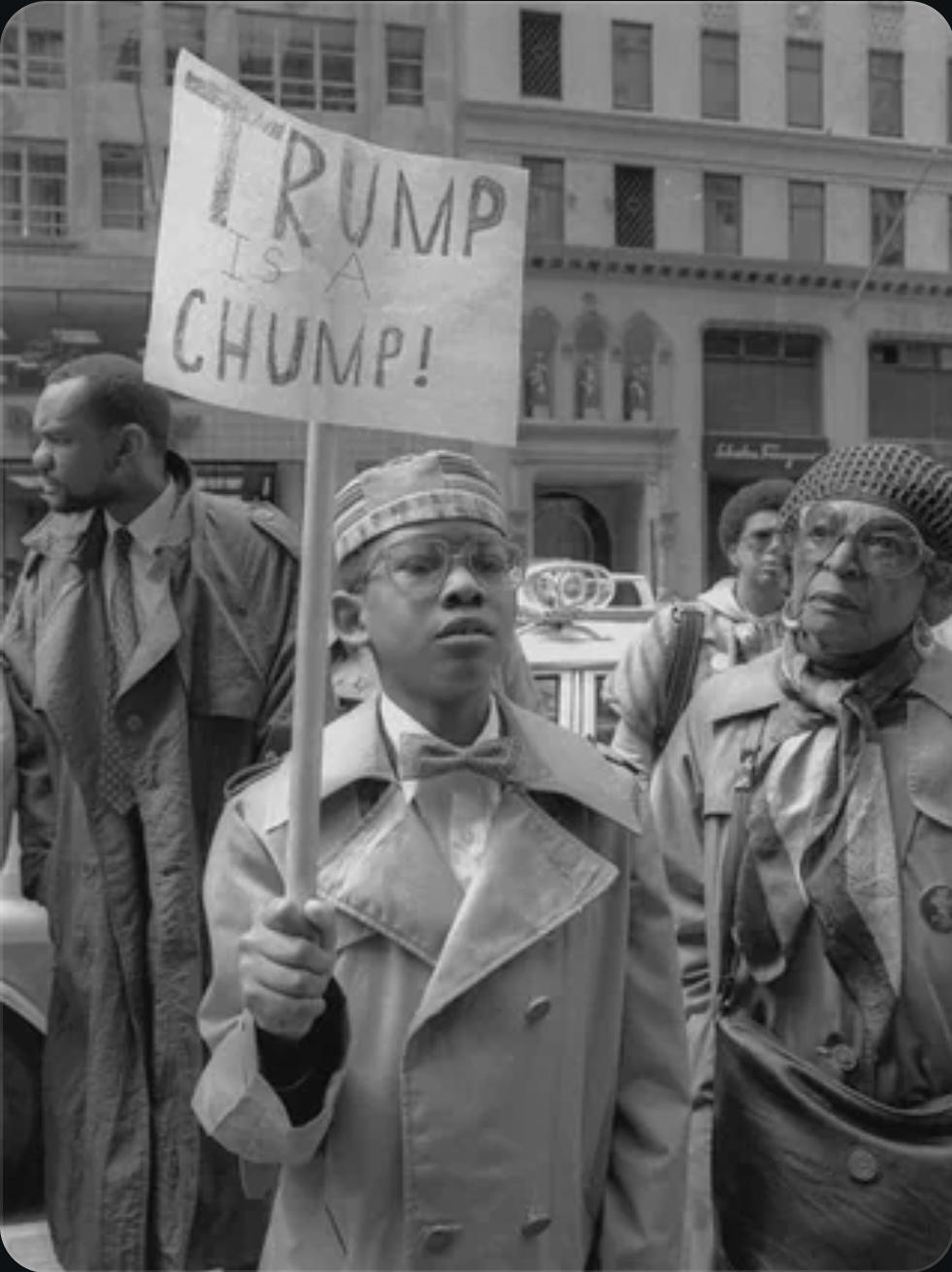 “特朗普是笨蛋”——1988年伊斯兰民族组织（Nation of Islam）在特朗普大厦前举行的反特朗普集会。摄影：里基·弗洛雷斯（Ricky Flores）。